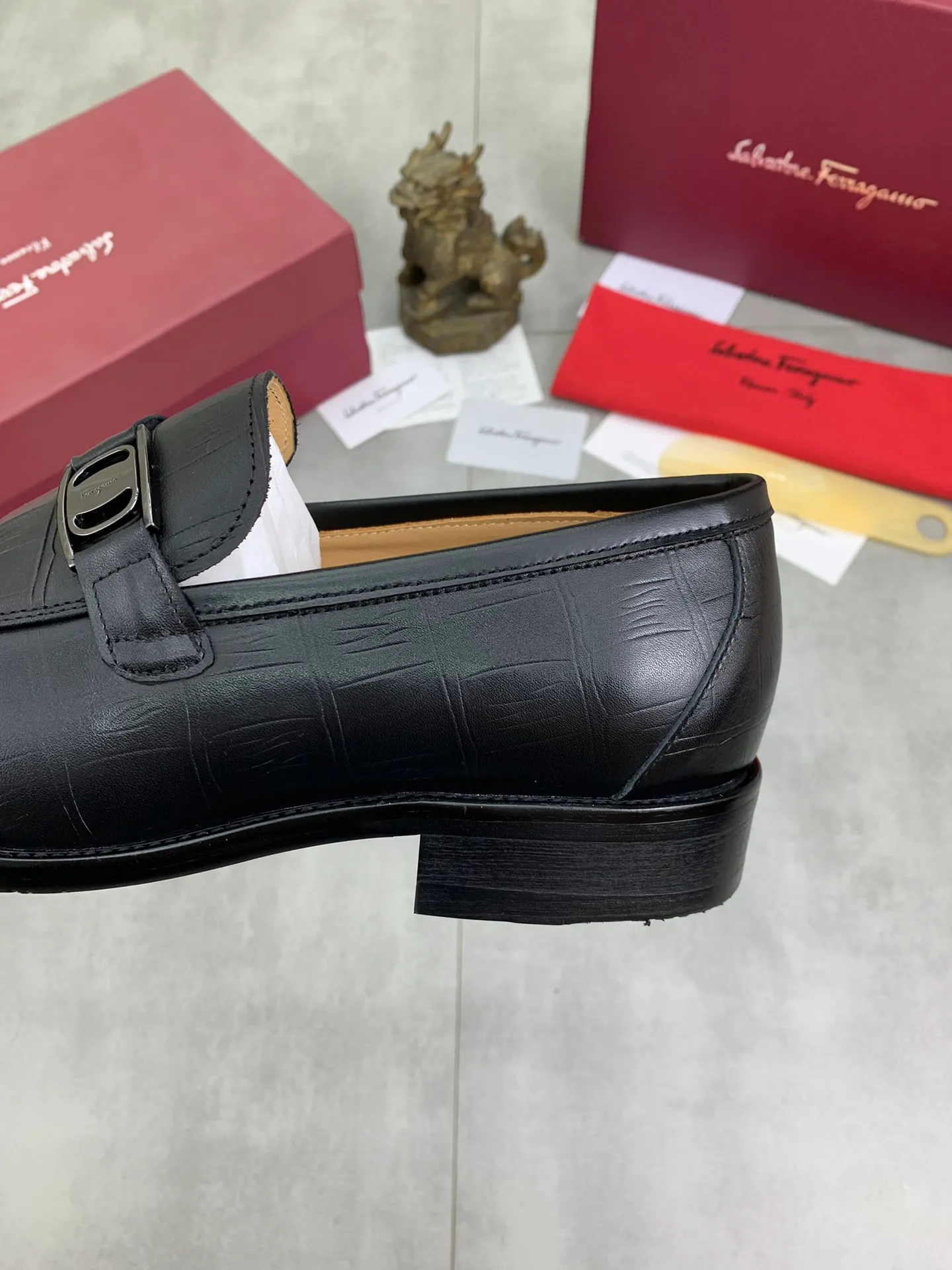 Men's Men's Shoes 💰P460💰[New Style] Water-dyed Niuli 🆘[Salvatore Ferragamo] Ferragamo's latest casual business leather shoes for men! Available at counters simultaneously! The fabric is made of specially imported original open-edge beaded calfskin, and the interior is made of imported water-dyed cowhide. It is absolutely luxurious and leads the fashion trend. Matching code: 38-45 (46 and 47 can be customized); black color optional